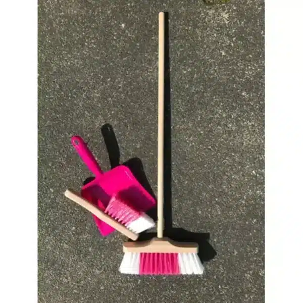 Bezem, stoffer en blik roze