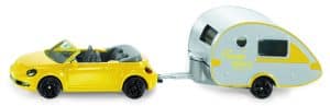VW Beetle cabriolet met caravan