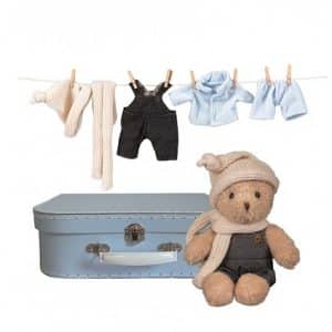 Morris met kleding in koffer