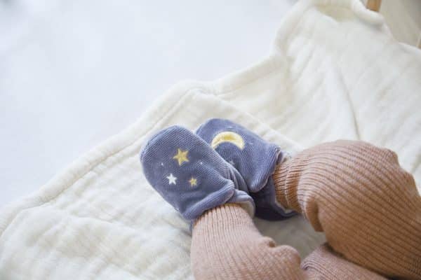 Kaloo Petites Chansons - Armband en slofjes met geluid Olifant - Afbeelding 4
